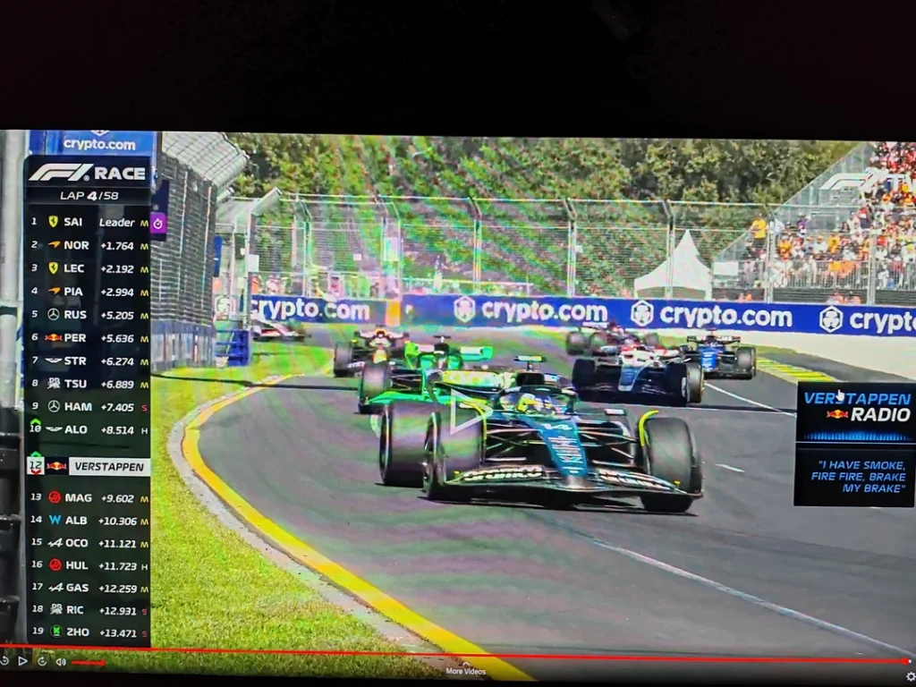 uno schermo televisivo che mostra una corsa su una pista