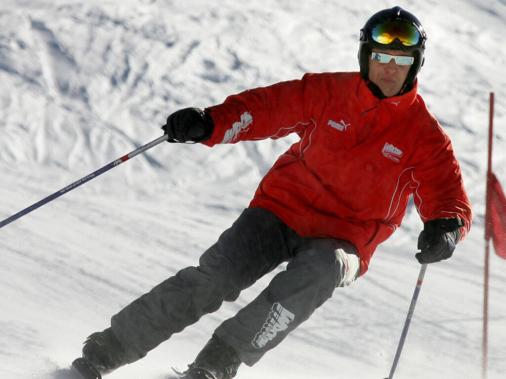 un uomo che guida gli sci lungo un pendio coperto di neve