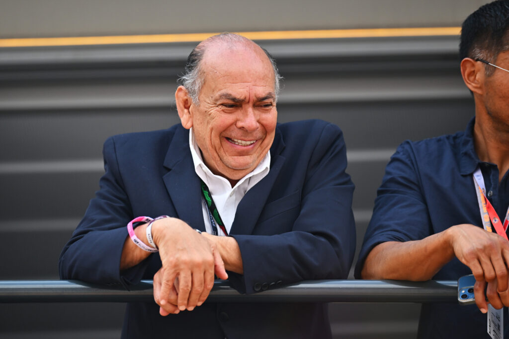 MONTE-CARLO, MÔNACO - 28 DE MAIO: Antonio Perez Garibay, pai de Sergio Perez do México e da Red Bull Racing, observa antes do Grande Prêmio de F1 de Mônaco no Circuito de Mônaco em 28 de maio de 2023 em Monte-Carlo