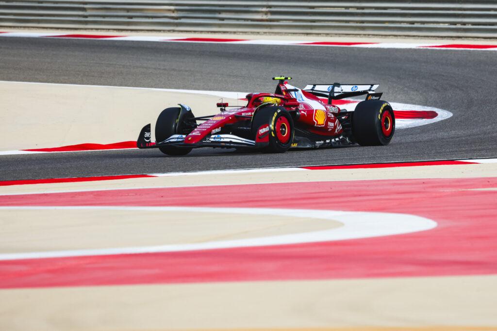 een man die een raceauto bestuurt op een racecircuit