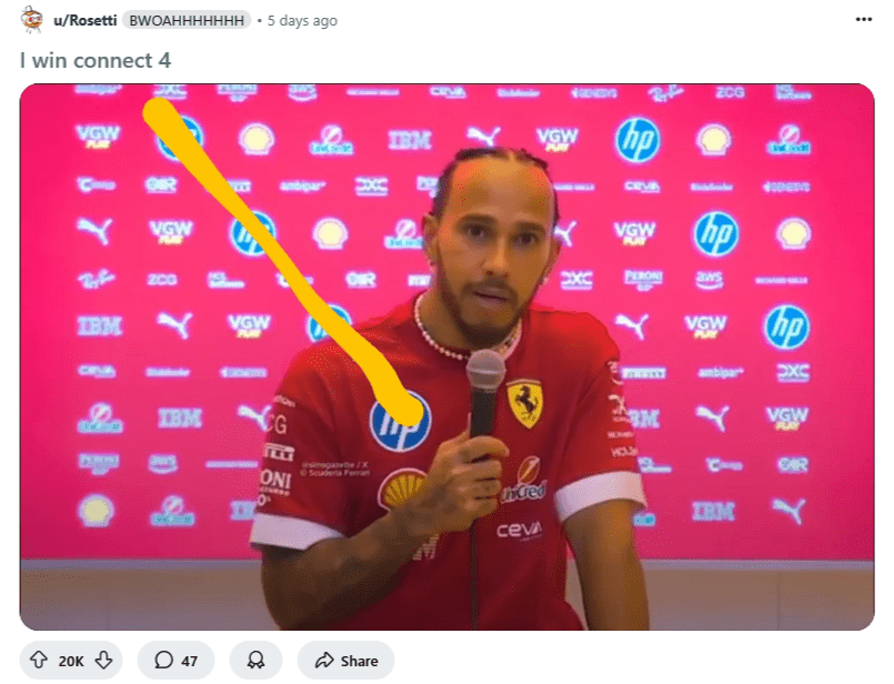 Een man met een microfoon voor een roze achtergrond