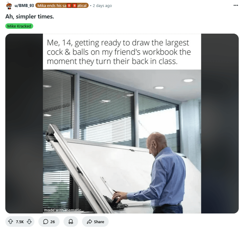 een man die voor een wit bord staat