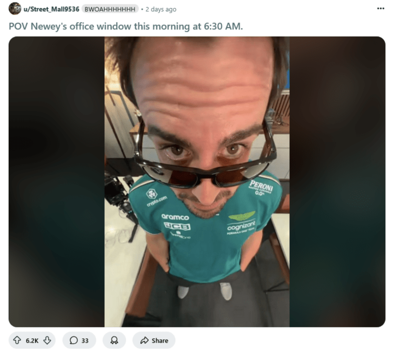 Een man die een groen shirt en een zonnebril draagt