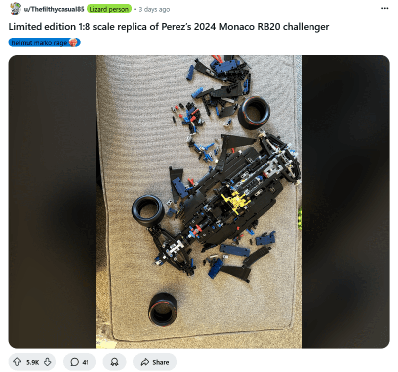 Een stapel lego's die op de grond liggen