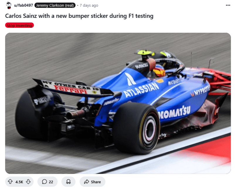 Een man die een blauwe raceauto door een racebaan rijdt