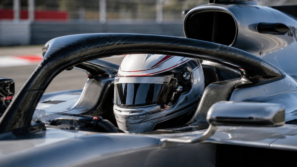 le casque f1 intègre une protection balistique avancée contre les débris