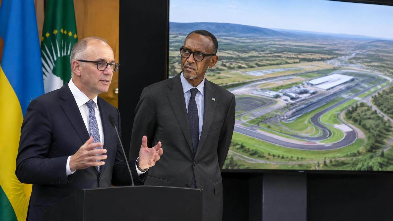 stefano domenicali celebra un momento histórico para la fórmula 1 a medida que el deporte anuncia un nuevo gran premio, marcando una emocionante adición al calendario de carreras.