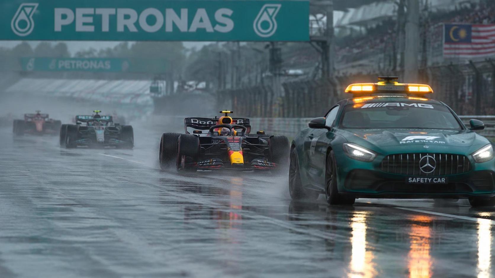 un bug logiciel de la fia a perturbé le gp de bahreïn, obligeant à une réparation d'urgence pour rétablir l'ordre et garder la course sur la bonne voie.