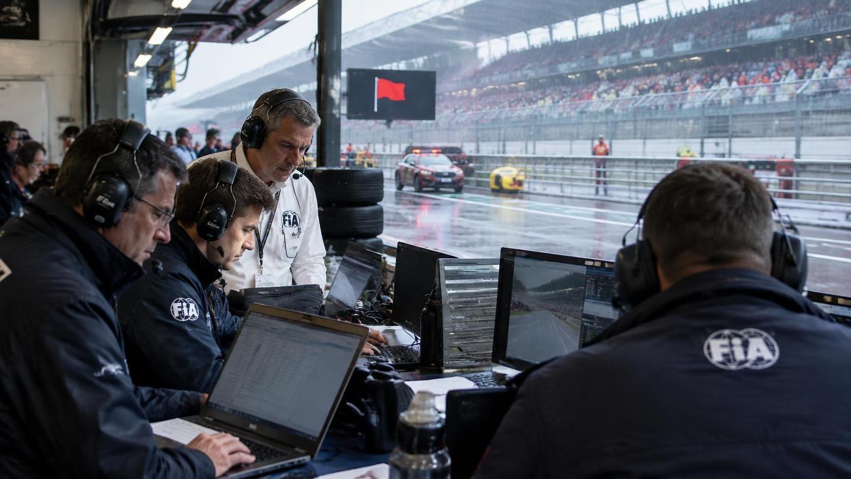 un bug logiciel a perturbé le gp de bahreïn, obligeant la fia à agir rapidement. découvrez comment un correctif d'urgence a restauré l'ordre et sauvé la course.