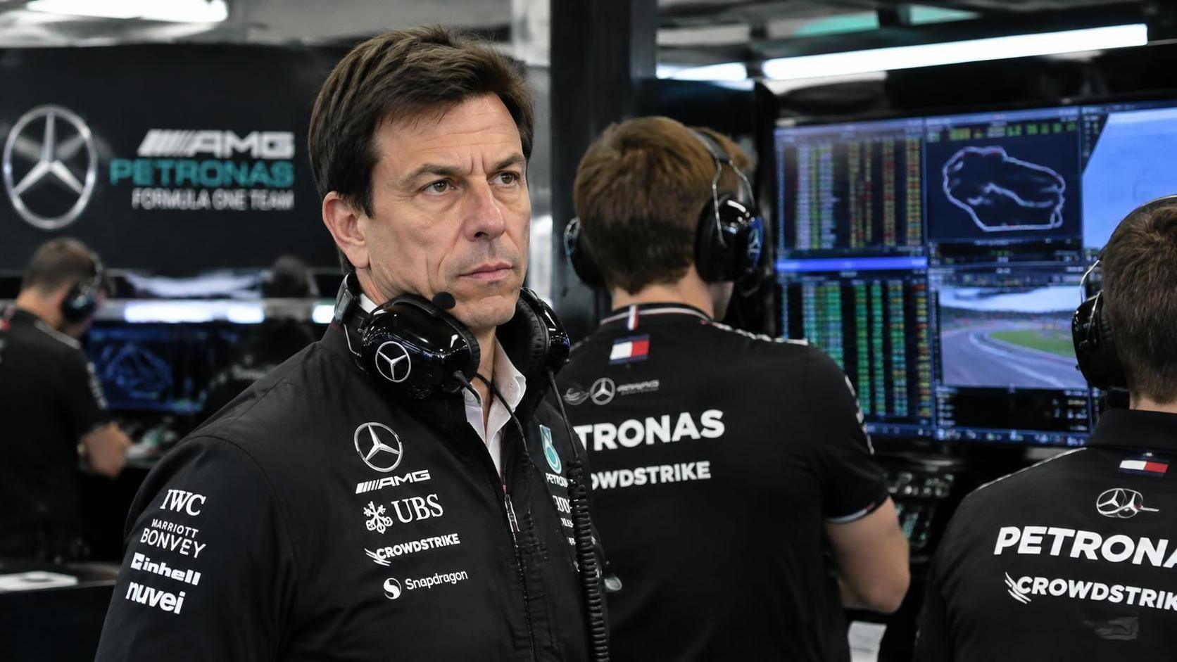 toto wolff suggerisce che ci sono problemi più profondi dietro la rara lotta per le qualifiche della squadra, sollevando interrogativi su cosa sia andato storto e come risponderanno.